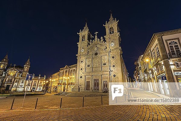 Santa Cruz oder Heilig-Kreuz-Kirche bei Nacht  Carlos Amarante Platz  Braga  Minho  Portugal  Europa