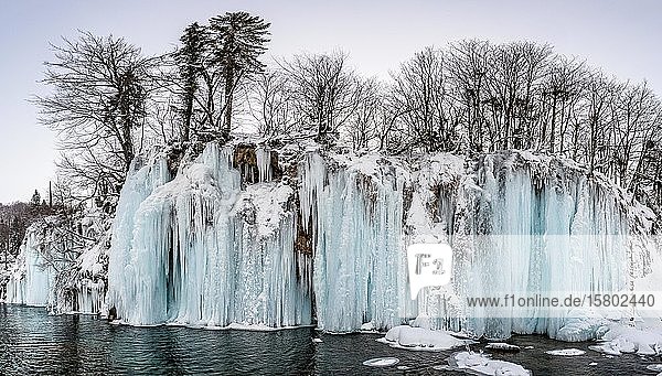 Vereister Wasserfall Winterlandschaft Plitvice Kroatien Europa