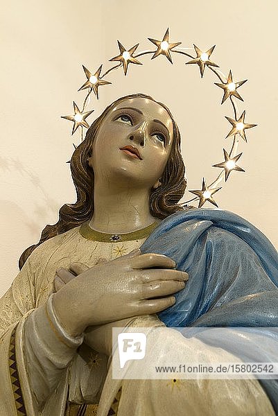 Holzbüste der Heiligen Maria  beleuchtet mit einem Sternenkreis  Italien  Europa
