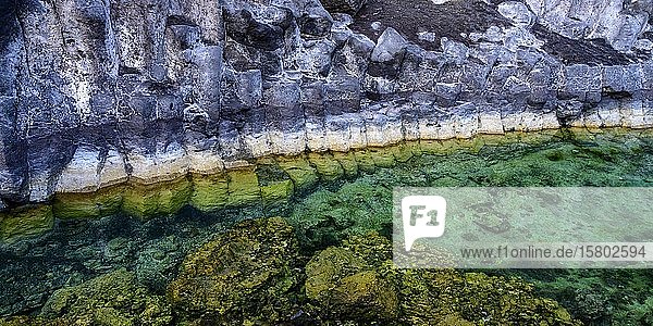 Formation von Basaltsteinen an einer Steilküste am Atlantik La Palma Kanaren Spanien Europa