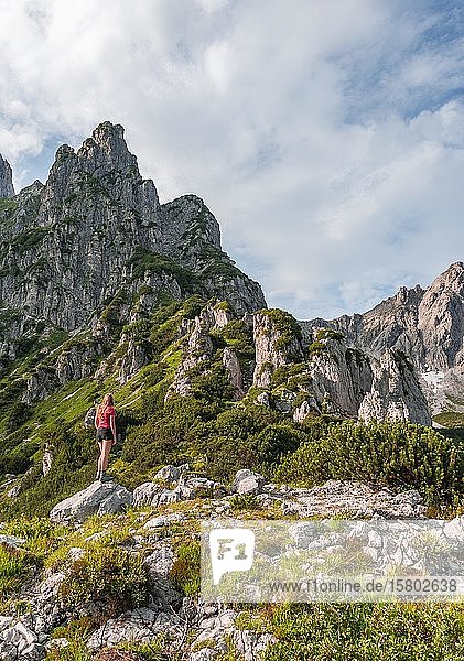 Junge Frau blickt über Landschaft  Schroffe Gipfel  Berge  Armkarwand  Große Bischofsmütze  Salzkammergut  Oberösterreich  Österreich  Europa