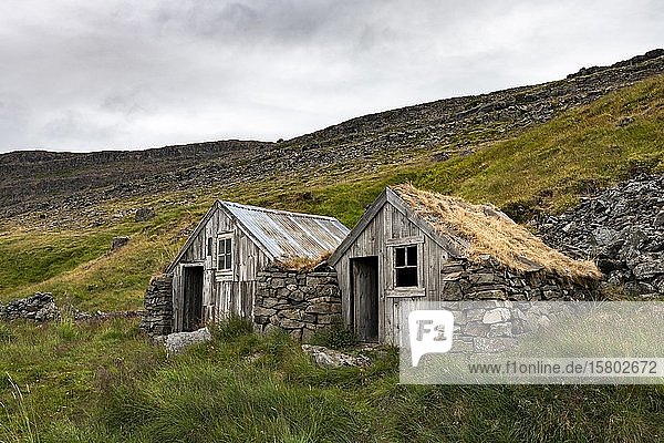 Historische Häuser  bei Litlibaer  Skötufjörður Fjord  Skötufjördur  Westfjorde  Island  Europa