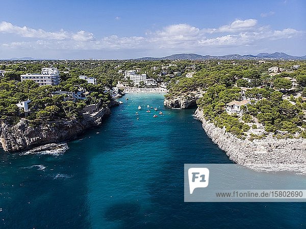 Luftaufnahme  Bucht Cala Santanyi mit Strand und Roca Fesa  Gemeinde Santanyi  Region Cala Figuera  Mallorca  Balearen  Spanien  Europa