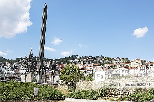 Blick auf die Altstadt  vor dem Assen-Denkmal  Veliko Tarnovo  Provinz Veliko Tarnovo  Bulgarien  Europa