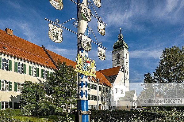 Maibaum mit Zunftzeichen und bayerischem Wappen  ehemaliges Benediktinerkloster mit Klosterkirche St. Sebastian  Altstadt  Ebersberg  Oberbayern  Bayern  Deutschland  Europa