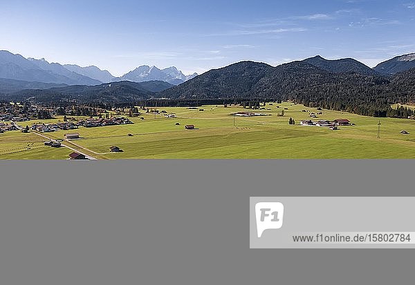 Luftaufnahme  Felder mit Scheunen  Bayerisches Alpenvorland  Werdenfelser Land  Wettersteingebirge  Oberbayern  Bayern  Deutschland  Europa