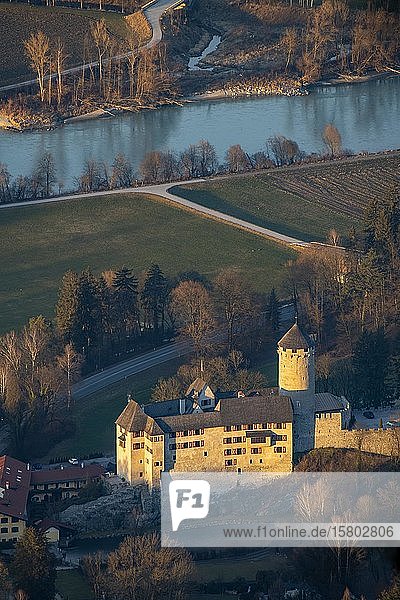 Schloss Matzen  dahinter der Inn  Brixlegg  Tirol  Österreich  Europa