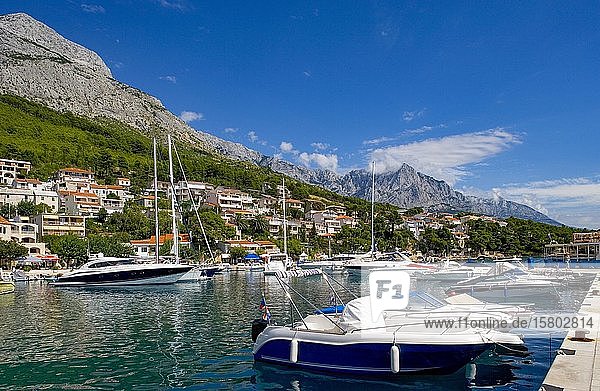 Yachthafen  Brela  Makarska Riviera  Dalmatien  Kroatische Adriaküste  Kroatien  Europa