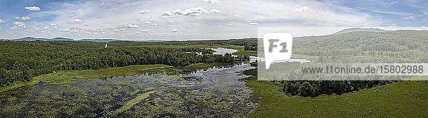 Luftaufnahme von Mud Pond mit Mount Monadnock  Dublin  New Hampshire  USA  Nordamerika