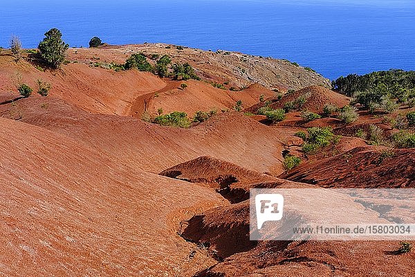 Abgetragener Berghang mit roter Erde  bei Agulo  La Gomera  Kanarische Inseln  Spanien  Europa