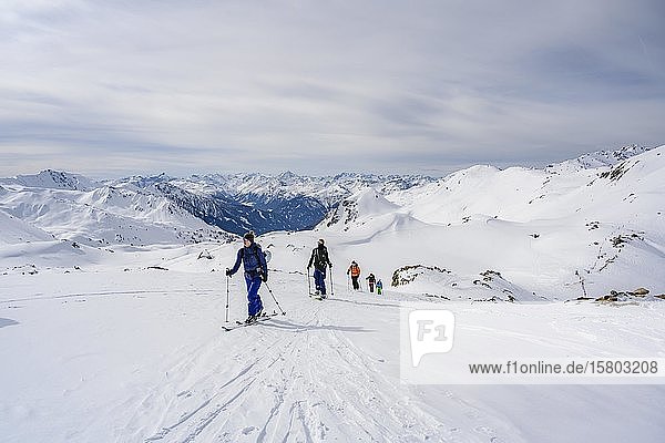 Skitourengeher im Schnee  Aufstieg zu den Schluchtspitzen  Wattentaler Lizum  Tuxer Alpen  Tirol  Österreich  Europa