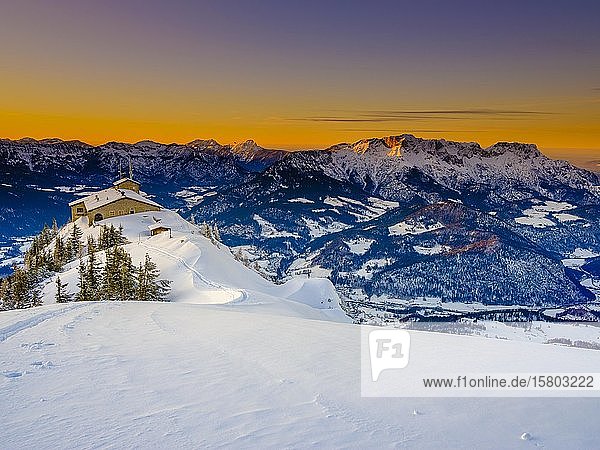 Kehlsteinhaus bei Abenddämmerung hinten rechts der Untersberg Winterlandschaft Nationalpark Berchtesgaden Berchtesgadener Alpen Schönau am Königssee Berchtesgadener Land Oberbayern Bayern Deutschland Europa
