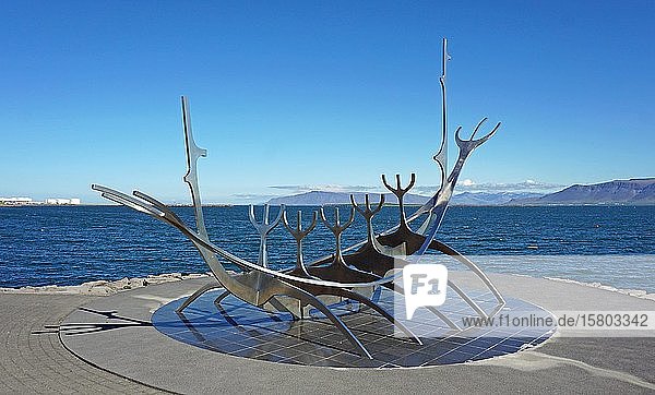 Skulptur Sólfar  Solfar  Sonnenaufgang  Wikingerschiff aus Stahl  von Jón Gunnar Árnason  Reykjavík  Höfuðborgarsvæðið  Island  Europa