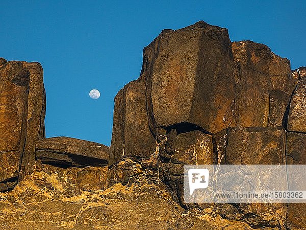Mondaufgang zwischen Steinen Fuerteventura Kanaren Spanien Europa