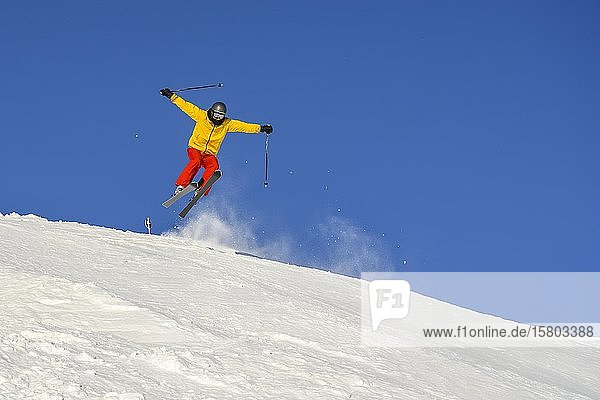 Skiers jumping on the ski slope  downhill Hohe Salve  SkiWelt Wilder Kaiser Brixenthal  Hochbrixen  Tyrol  Austria  Europe