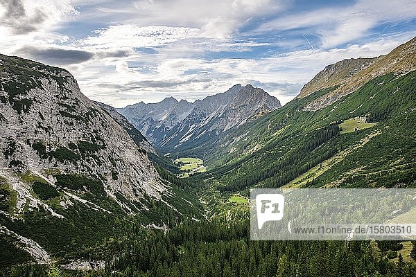 Blick auf das Karwendeltal mit den Berggipfeln Karwendelspitze und Hochkarspitze  Tirol  Österreich  Europa