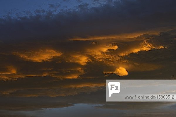 Brennende Wolken bei Sonnenuntergang  in der Nähe von Chos Malal  Provinz Neuquén  Patagonien  Argentinien  Südamerika