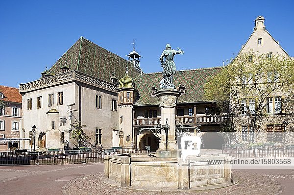 Schwendi-Brunnen am Place de Ancienne Douane mit Koifhus  Colmar  Elsass  Frankreich  Europa