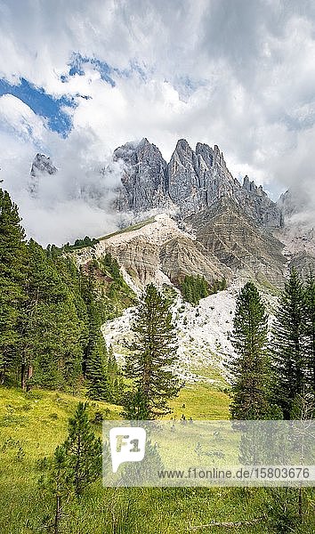 Mountain peaks of the Geisler Group  Parco Naturale Puez Odle  South Tyrol  Italy  Europe