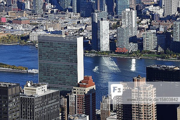 Blick vom Empire State Building auf das Gebäude der Vereinten Nationen  Manhattan  New York City  New York State  USA  Nordamerika