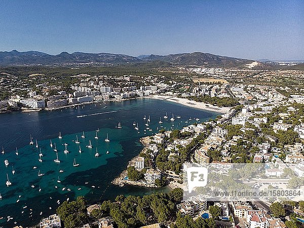 Luftaufnahme  Blick auf Santa Ponca und den Jachthafen von Santa Ponca  hinter der Serra de Tramuntana  Mallorca  Balearen  Spanien  Europa