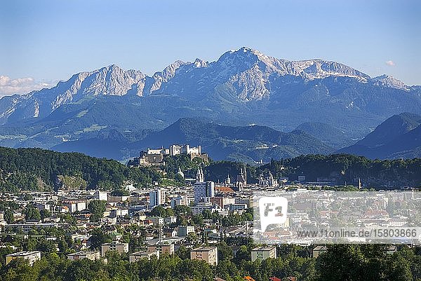 Blick auf Salzburg und den Hohen Göll  Salzburg  Österreich  Europa