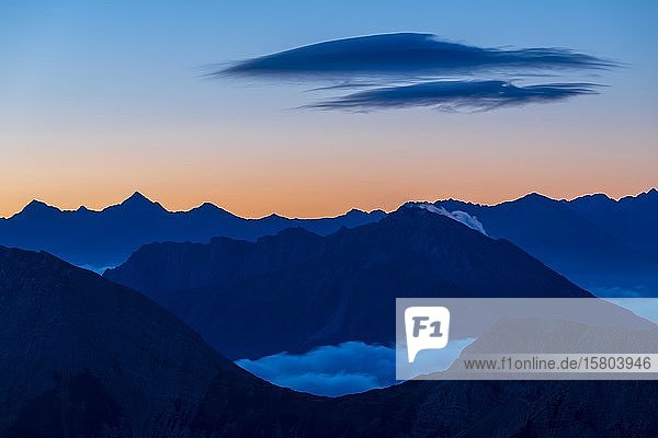 Sonnenaufgang über den Lechtaler Alpen mit Nebel im Tal  Berwang  Lechtal  Außerfern  Tirol  Österreich  Europa
