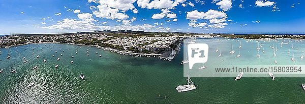 Luftaufnahme  Bucht  Hafen von Portocolom  Punta de ses Crestes  Potocolom  Mallorca  Balearische Inseln  Spanien  Europa