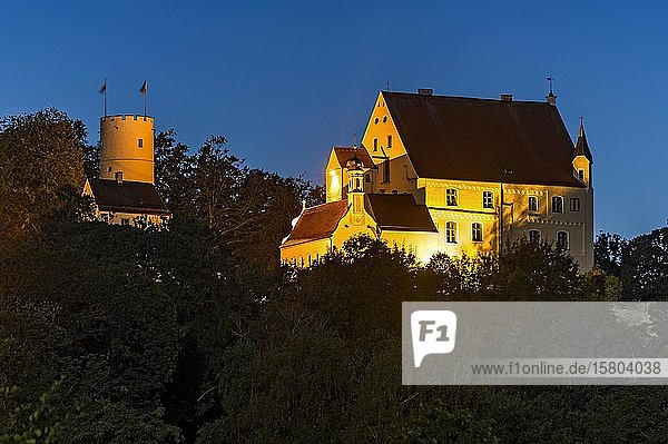 Mindelburg bei Nachtbeleuchtung  mittelalterliche Ritterburg  Georgenberg  Mindelheim  Schwaben  Bayern  Deutschland  Europa