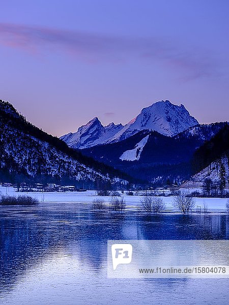 Gefrorener See am Hallthurm hinten der Watzmann Winterlandschaft Bischofswiesen Berchtesgadener Land Oberbayern Bayern Deutschland Europa