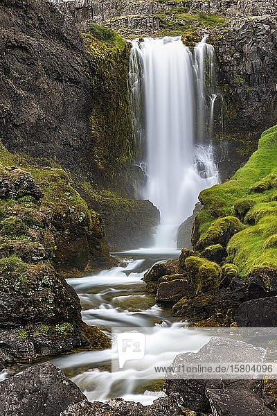 Wasserfall Strompgljufrafoss bei Dynjandi  Fluss Dynjandisá  Westfjorde  Island  Europa
