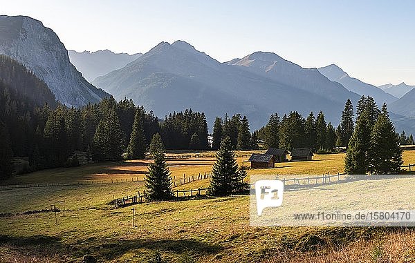 Almhütten auf einer Wiese  Alpine Landschaft  Ehrwalder Alm  Mieminger Kette  Tirol  Österreich  Europa