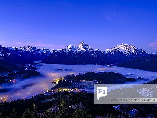 Nebel im Talkessel von Berchtesgaden hinten das Steinerne Meer Watzmann und Hochkalter Morgendämmerung Winterlandschaft Berchtesgaden Schönau am Königssee Berchtesgadener Land Oberbayern Bayern Deutschland Europa