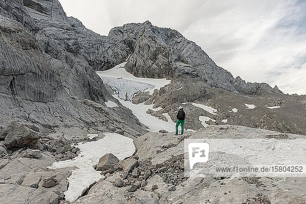 Wanderer schaut auf alpine Landschaft  Schneelochgletscher  Niederes Kreuz  Dachstein  Salzkammergut  Oberösterreich  Österreich  Europa
