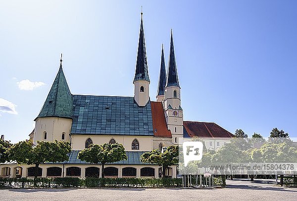 Gnadenkapelle und Stiftspfarrkirche St. Philipp und Jakob,  Kapellplatz,  Altötting,  Oberbayern,  Bayern,  Deutschland,  Europa
