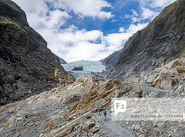 Wanderer auf GLetscher-Moräne  Gletscherzunge  Franz Josef Glacier  Westküste  Südinsel  Neuseeland  Ozeanien