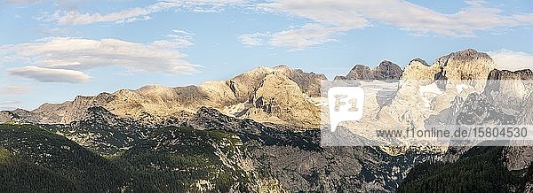 Bergpanorama  Alpenlandschaft  Großer Gosaugletscher  Torstein  Hoher und Niederer Dachstein  Hohes Kreuz  Salzkammergut  Oberösterreich  Österreich  Europa