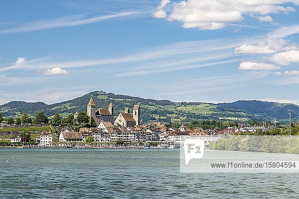 Zürichsee mit Blick auf Rapperswill  Altstadt und Schloss  Kanton St. Gallen  Schweiz  Europa