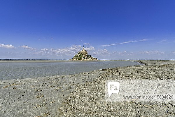 Blick über getrockneten Schlamm am Rande der Salzwiesen bei Ebbe auf dem Mont-Saint-Michel, Département Ille-et-Vilaine, Frankreich, Europa