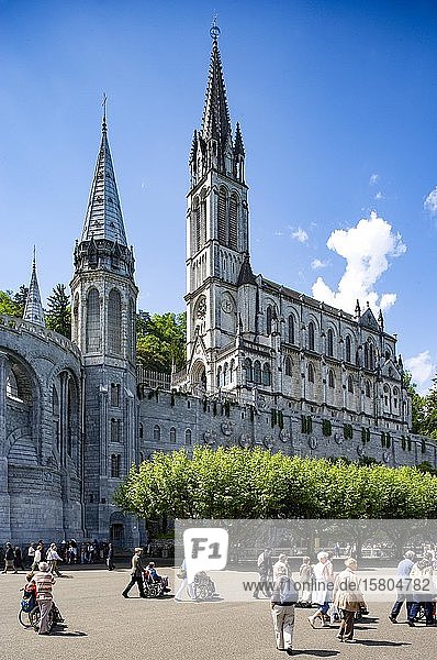 Wallfahrtsort  Pilger vor der Rosenkranzbasilika und der Basilika der Unbefleckten Empfängnis  Lourdes  Hautes Pyrenees  Frankreich  Europa