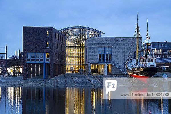 Rathaus am Binnenhafen Abenddämmerung Husum Nordfriesland Schleswig-Holstein Deutschland Europa