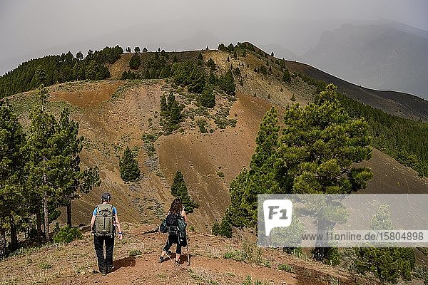 Zwei Frauen wandern zum Vulkan Martin auf La Palma La Palma Kanaren Spanien Europa