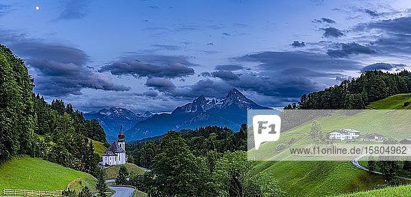 Kapelle Maria Gern mit Watzmann im Hintergrund  Berchtesgaden  Oberbayern  Bayern  Deutschland  Europa