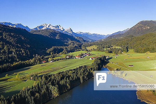 Geroldsee bei Krün und Wettersteinmassiv  Werdenfelser Land  Drohnenaufnahme  Oberbayern  Bayern  Deutschland  Europa