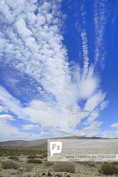 Landschaft mit Wolkenatmosphäre  bei Chos Malal  Provinz Neuquén  Patagonien  Argentinien  Südamerika