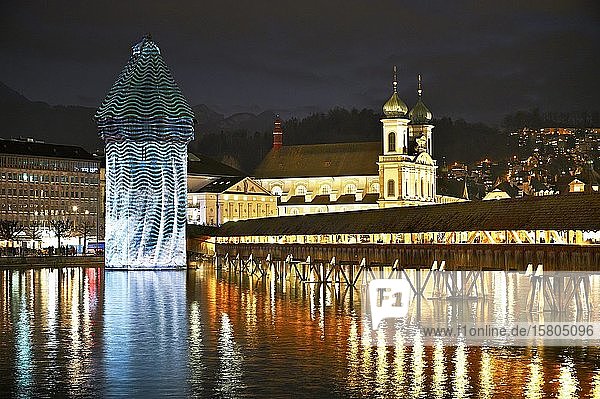 Wassertum mit Lichtinstallation  rechts Kapellbrücke  hinter Jesuitenkirche an der Reuss in der Abenddämmerung  Altstadt  Lilu  Lichtfestival 2020  Luzern  Kanton Luzern  Schweiz  Europa