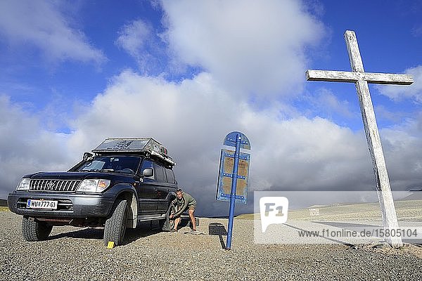 Reifenwechsel an einem Geländewagen  Land Cruiser  beim Cruz del Paramillos  Uspallata  Provinz Mendoza  Argentinien  Südamerika
