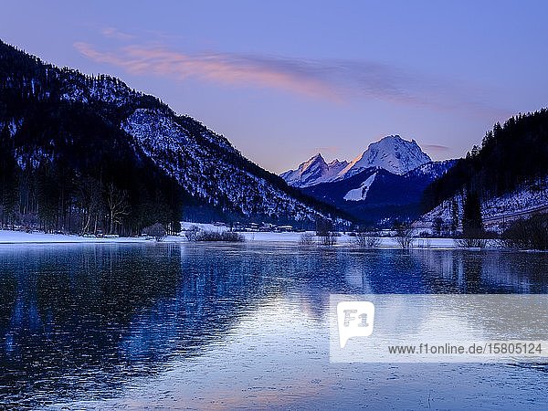 Gefrorener See am Hallthurm hinten der Watzmann Winterlandschaft Bischofswiesen Berchtesgadener Land Oberbayern Bayern Deutschland Europa