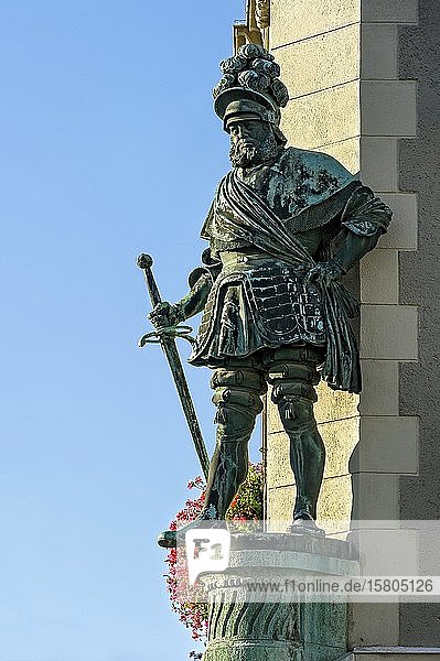 Georg I. von Frundsberg  Bronzestatue von Jakob Bradl  Rathaus  Marienplatz  Altstadt  Mindelheim  Schwaben  Bayern  Deutschland  Europa