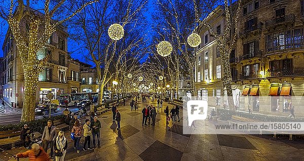 La Rambla  Paseo Born  mit Weihnachtsbeleuchtung  Palma de Mallotca  Mallorca  Balearische Inseln  Spanien  Europa